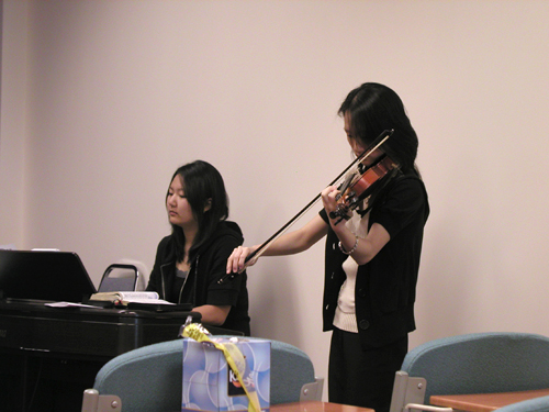 특송하는 김수진, 김지연 학생