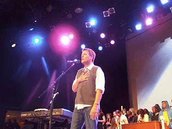 20일 워십집회를 인도하고 있는 마이클 W. 스미스. ⓒ양홍식 기자 