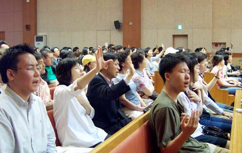 연합집회중 찬양하는 청년들 ⓒ 크리스천 투데이 자료사진