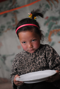 상황이 좋은 날이면 몽골 아이들은 하루에 한 끼를 먹을 수 있지만, 거의 대부분 차를 마시거나 약간의 곡분 튀김을 먹으며 하루를 버텨야 한다. ⓒ월드비전 제공