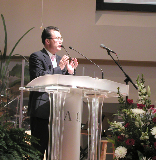 선한 사마리아인 비유를 통해 어려운 이웃돕기를 주저하지 말라고 강조한 정인수 담임목사.