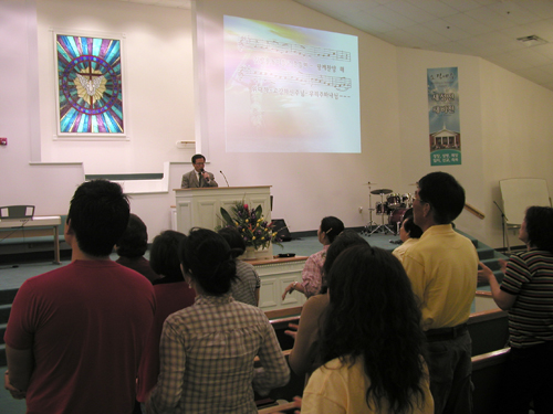 뜨거운 찬양으로 인도하는 박우원 담임목사. 