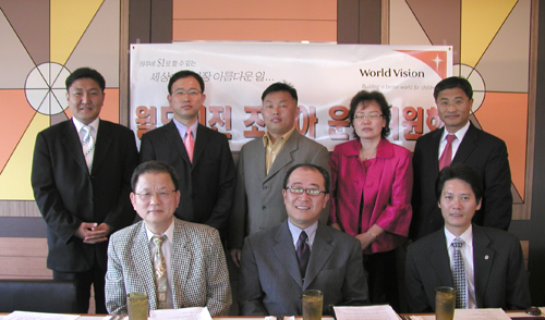 박준서 부회장을 중심으로 시계방향으로 하용봉 위원장, 위화조 코디네이터, 원창렬 사무총장, 윤영식 교육부장, 배현옥 부위원장, 정경성 목사, 김춘경 이사장