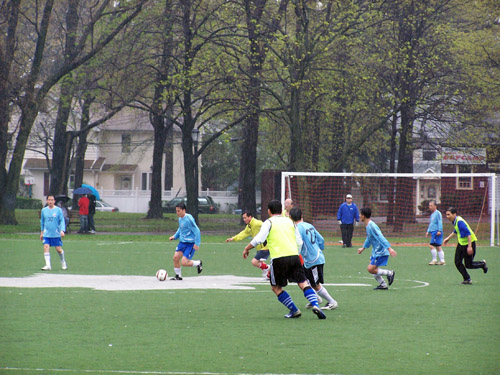 뉴욕목회자 축구팀의 공격 모습.