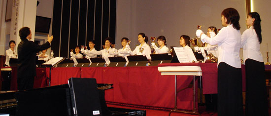 작년 3월에 열린 밀알여성선교합창단 정기연주회에서의 밀알 크리스탈 핸드벨 앙상블 공연 ⓒ기독일보 자료사진 