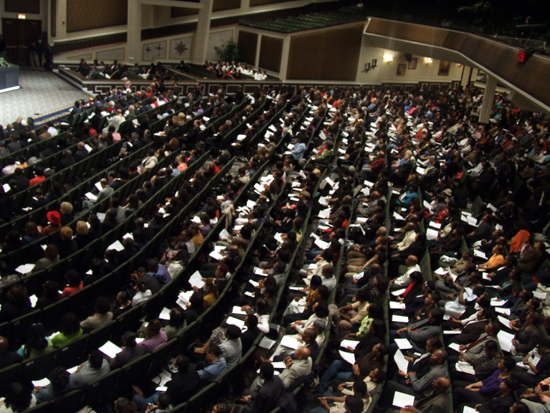 약 천 오백여명의 회중이 예배에 참석했다.