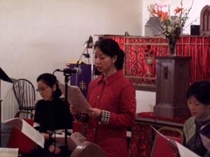 고려연합감리교회에서 기도문을 봉독하고 있다