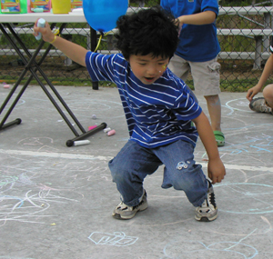 연합교회 'Power Kids Celebration' 행사에서 바닥에 그림그리기를 하는 아이