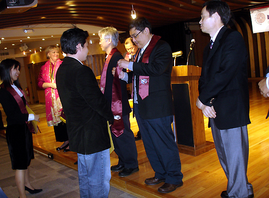 졸업장을 수여받는 학생들