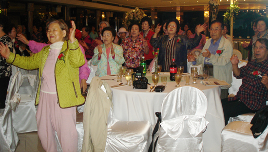 금강산에서 효도잔치가 펼쳐졌다.