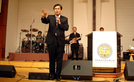 2008 오픈 컨퍼런스가 지난 8일 저녁집회로 시작했다. 첫 집회에 컨퍼런스 주강사인 서길원 목사가 말씀을 전했다.