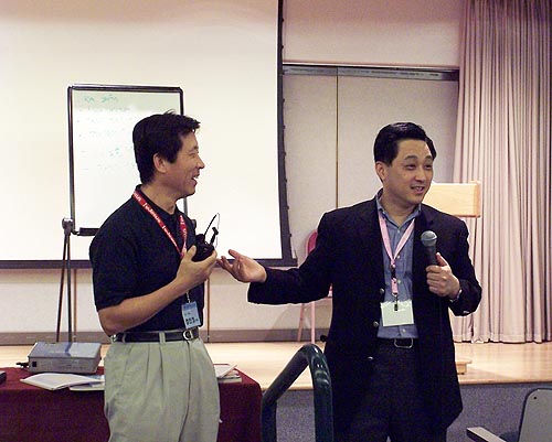 참가자와 함께 질의응답 과정을 예로 보여주고 있는 정진우 소장(우)