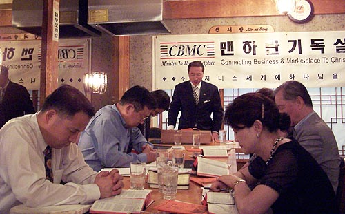 간증에 앞서 기도하는 민주당 22B 지구당 대표 테렌스 박 집사