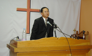 지난 8일 플러싱에 위치한 믿음선교교회서 간증한 신상훈 목사