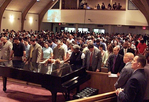 이 날 다양한 민족의 젊은이들이 함께 모여 뉴욕을 위하여 기도를 하였다.