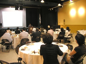 이날 세미나에 참가한 참가자들과 강연하는 박소희 박사