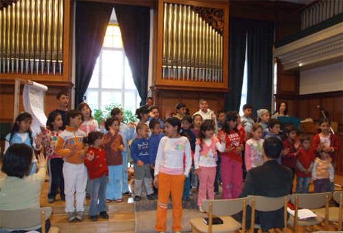 샤로스파탁 개혁신학교 초청 예배 중에 집시 어린이들이 특송하는 모습