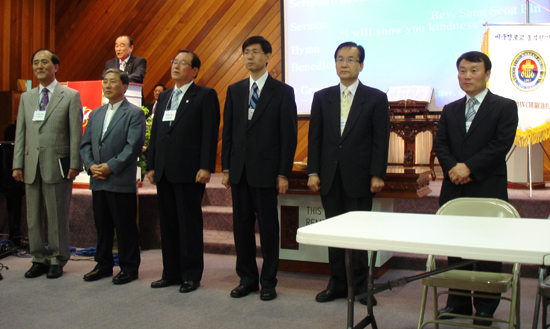 정기노회 자리에 자매노회인 통합측 서울관악노회가 참석해 인사했다. 사진은 노회 임원들