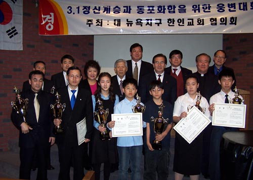 수상자들과 함께 기념촬영식을 가졌다