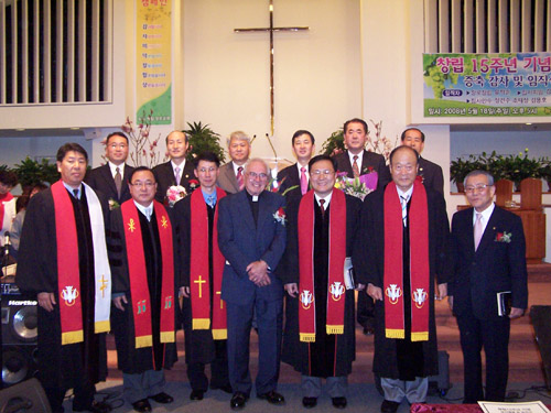 기념촬영하는 목회자 및 임직자들.