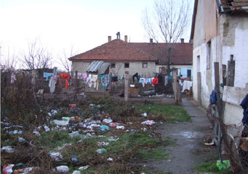 샤로스파탁 인근에 있는 체펠 집시 마을로 어지럽게 널려진 모습