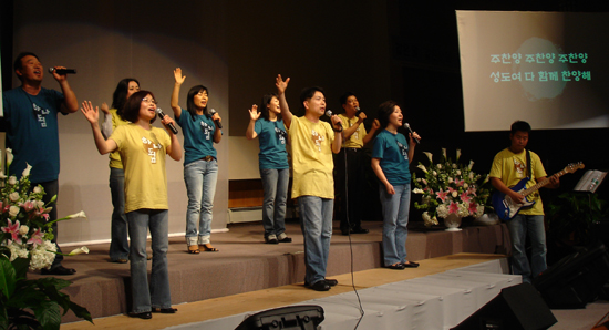 신광교회 가브리엘 찬양팀은 지난 18일 하나됨 공연을 펼쳤다. 앞줄 가운데가 리더인 김학룡 목사