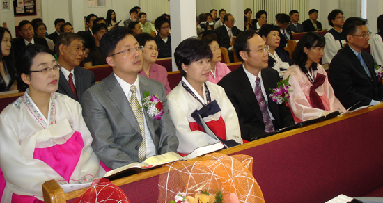 이날 임직받은 안수집사들 왼쪽부터 김용욱 집사 부부, 김영섭 집사 부부, 전경배 집사 부부