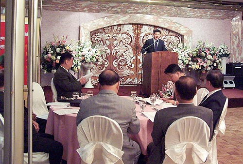 평가회에서 수입지출 현황을 보고하고 있는 이재덕 목사(교협총무)