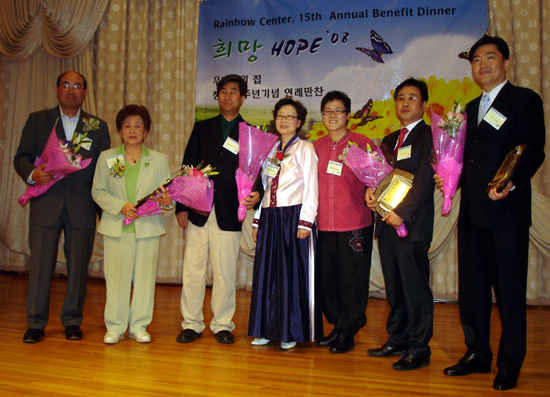이날 수상자 및 방은숙 이사장과 김순옥 사무국장. 이날 후러싱제일교회 김중언 목사는 참석하지 못했다.