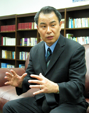 “무조건 찌르면 전도가 됩니다”라고 강조하는 김기동 전도사.