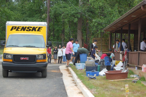 사역센터 대청소에 분주한 슈가로프한인교회 성도들