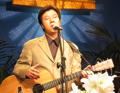 월드미션대학교 AABC가입 축하음악회에 다윗과 요나단의 황국명 목사가 찬양을 인도하며 은혜를 나눴다.