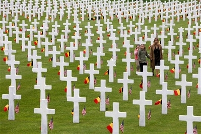 어머니와 두 딸이 메모리얼 데이 기간 벨기에 홈버그에 헨리-채플 공동묘지를 걷고 있다. (AP제공)