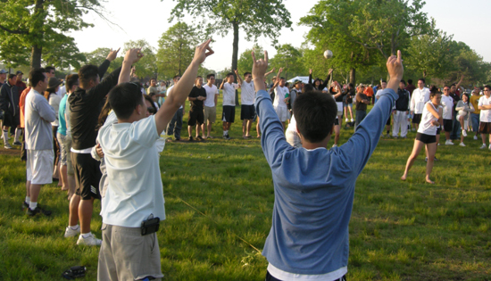여자 배구부 결승전. 응원하고 있는 Vision Christian Fellow(후러싱 제일교회 EM)