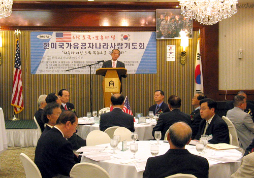 기도회에서 설교하는 하갑용 목사