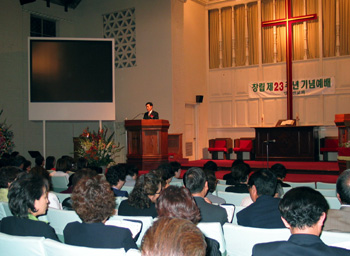 23주년 기념예배에서 설교하는 이승준 목사