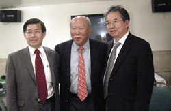 좌부터 황영진 목사, 김춘근 장로, 김수태 목사