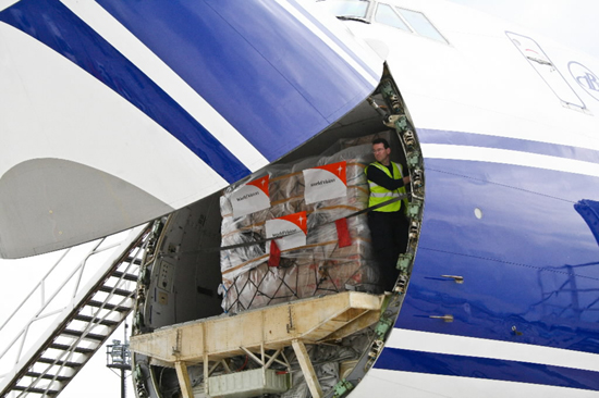 미얀마 사이클론 피해자들에게 전달될 구호 물자들이 독일 프랑크푸르트 공항에서 화물기에 선적되고 있다.
