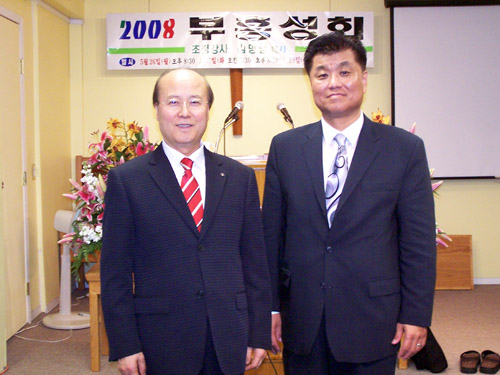 (왼쪽부터)김명남 목사, 백문현 목사.