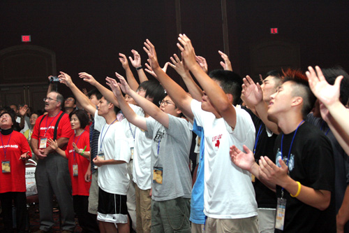 집회에 참석한 청소년들이 뜨겁게 찬양하고 있다