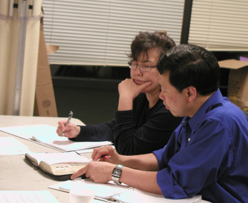 한 부부가 진지하게 수업을 듣고 있다. 