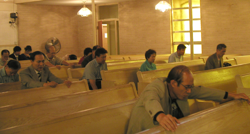 기도하는 목회자들(첫번째 줄에 임연수 회장)