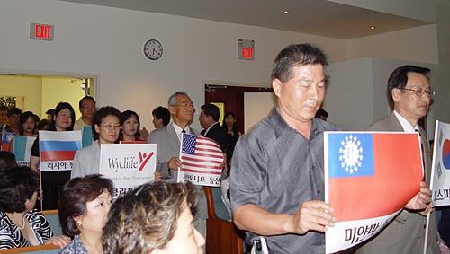 선교지 국기를 들고 등단하는 동산지기들