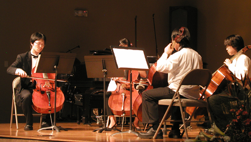 Cello Quartet, 아름다운 저음의 첼로연주를 선보이고 있다. 