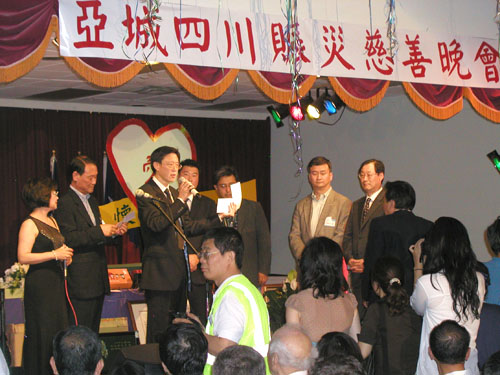 한인회 김상현 사무총장이 지진피해자들을 위한 성금을 전달했다.