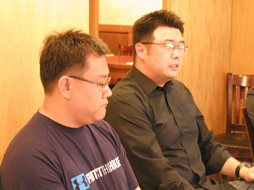 <이그나이트 2008> 집회에 대해 설명하고 있는 피터 림 목사(우)와 폴 김 목사(좌)