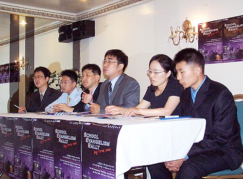 학원복음화대회 준비위원들(오른쪽에서 세번째가 정인섭 전도사)