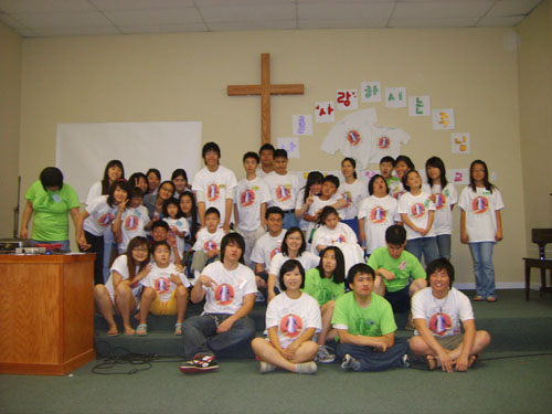 밀알선교단 여름학교 참가자들과 함께 기념촬영 