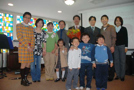 사랑이꽃피는교회 이준석 목사(뒷 줄 오른쪽에서 네번째)와 성도들 ⓒ사랑이꽃피는교회