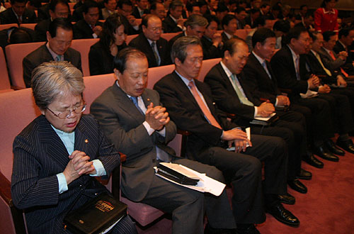 한나라당 강명순 비례대표 초선 의원(왼쪽)을 비롯해 여·야를 막론한 40여명의 국회의원들이 감사예배에서 기도를 드리고 있다. ⓒ 고준호 기자 